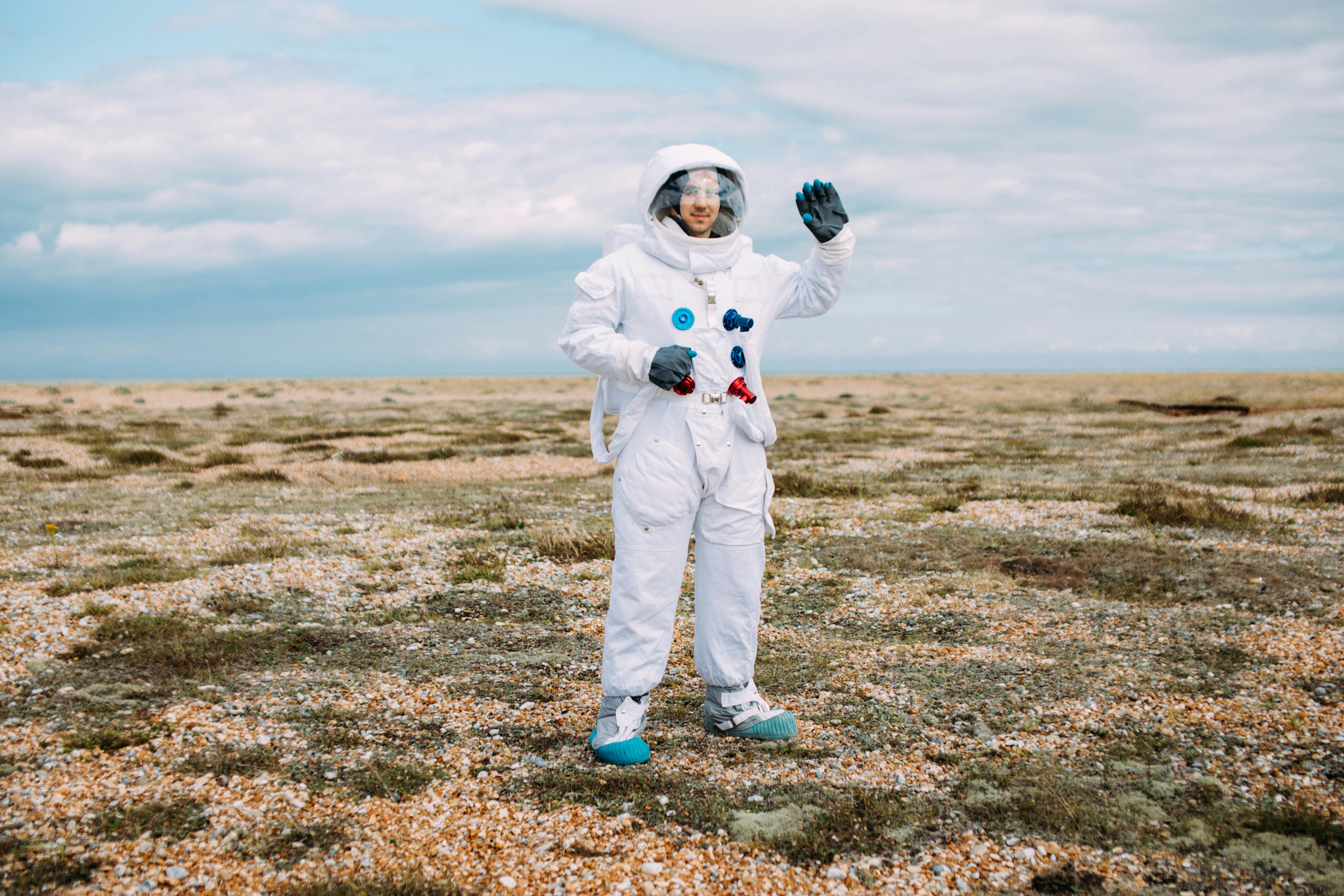 Foto di T Leish: https://www.pexels.com/it-it/foto/astronauta-salutando-5258144/