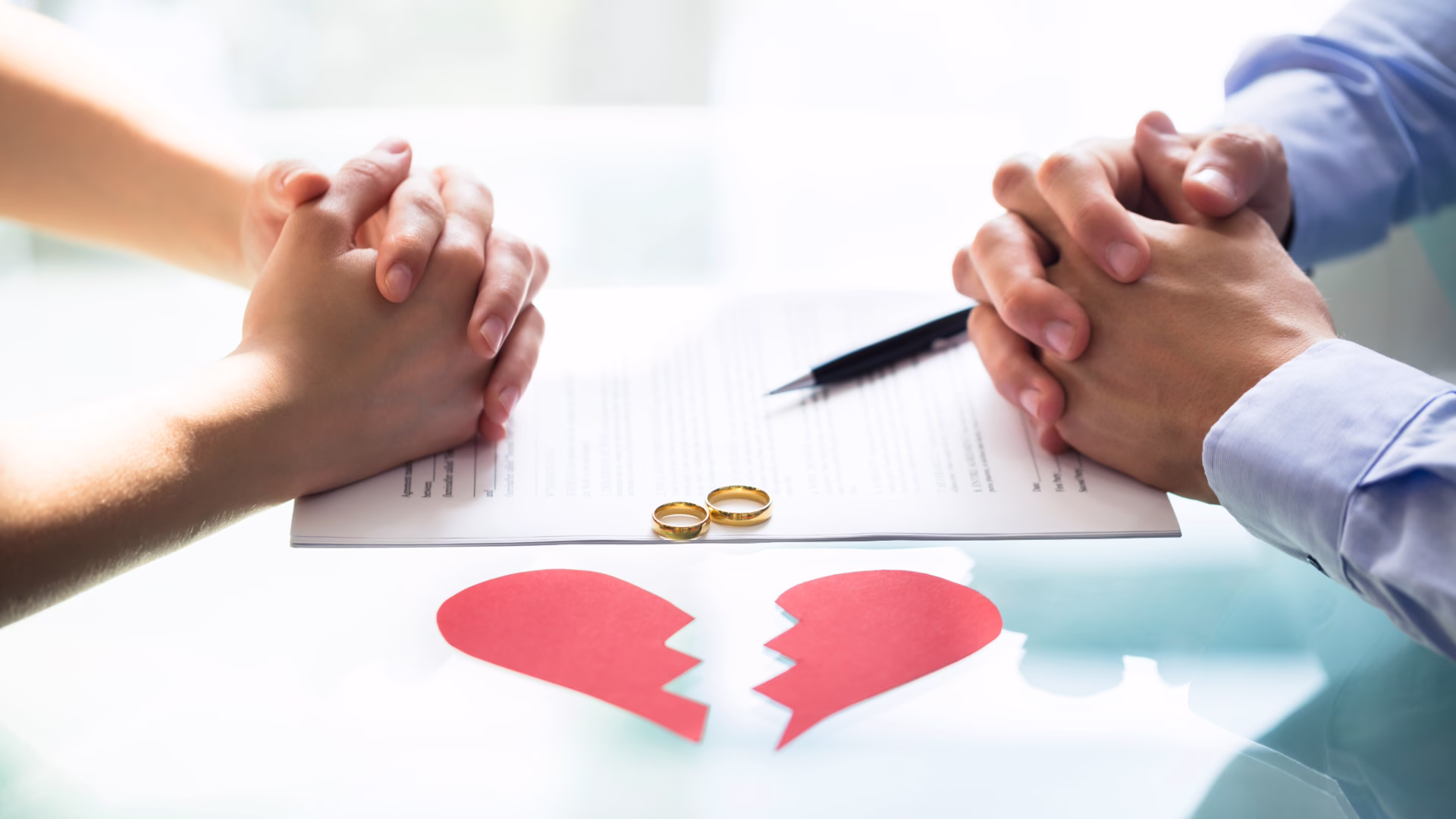 Perch&eacute; si divorzia anche senza tradimento? Testimonianze maschili, dati e riflessioni su conflitto, rispetto e distanza emotiva nella coppia.