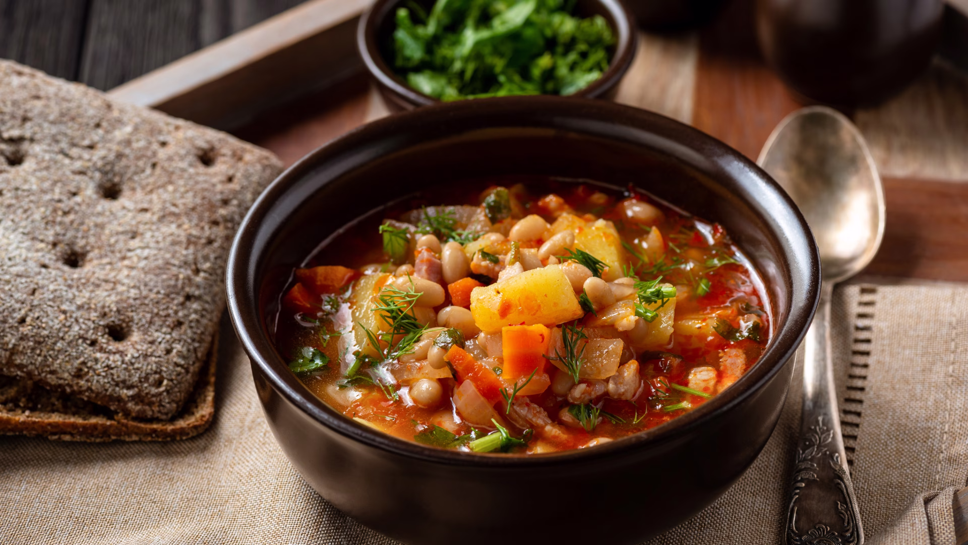 Zuppa di patate e fagioli cremosa senza panna: ingredienti per 4 persone, procedimento facile, varianti e consigli per una cena rustica.